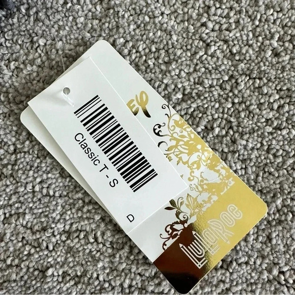 LuLaRoe Muppets Miss Piggy Gray Classic Tee Small - Picture 2 of 7